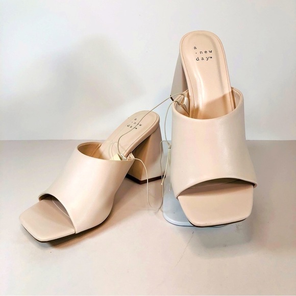 a new day Shoes - A New Day Womens Neutral Off-White Sandals "Vira" Size 8.5 Wide Chunky Heel NWT